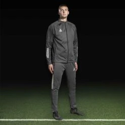 SELECT Monaco Training Pants Regular Fit 38 SELECT Monaco Training Pants Regular Fit -Sports Wear Shop 12255772 610114 grey white 610110 grey white Training jacket pants Regular Fit Monaco v24 football model2 ea43c42c 455a 4573 8b39 163439e901a4